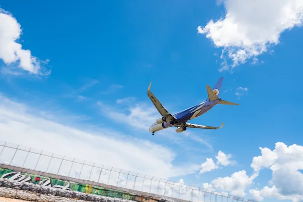 Avión Nok Air Airways aterrizando en el aeropuerto de Phuket — Foto de Stock