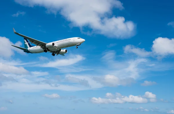 Avión de vía aérea de seda aterrizando en el aeropuerto de Phuket — Foto de Stock