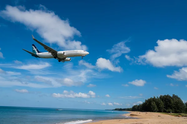 Avión de vía aérea de seda aterrizando en el aeropuerto de Phuket — Foto de Stock