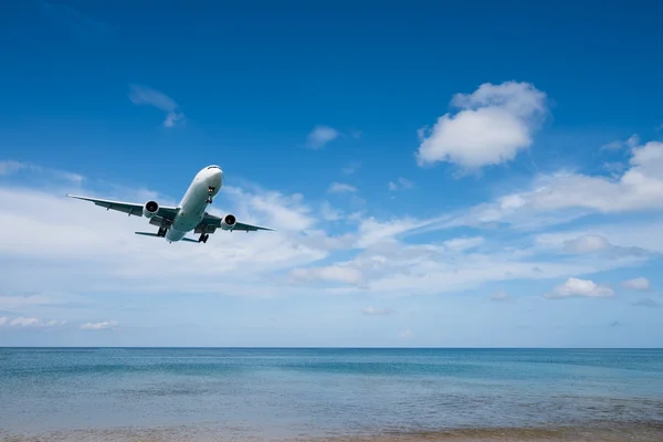 Avión aterrizando de mar a aeropuerto — Foto de Stock