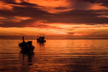 İki balıkçı tekne float ve fantastik gökyüzü