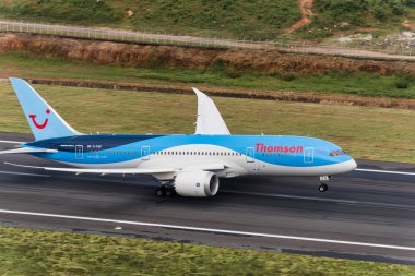 Thomson airways uçağı phuket Havaalanı'ndan çıkar