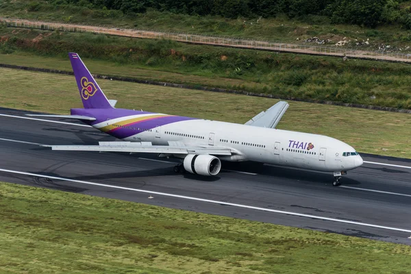 Thai airways flygplan som landar på Phukets flygplats — Stockfoto