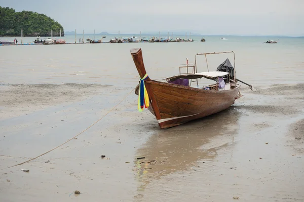 Gestrandetes Taxiboot am Strand bei Wolkenbruch — Stockfoto