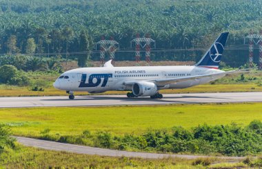 Polonya Hava Yolları uçak Krabi airport adlı çıkar 