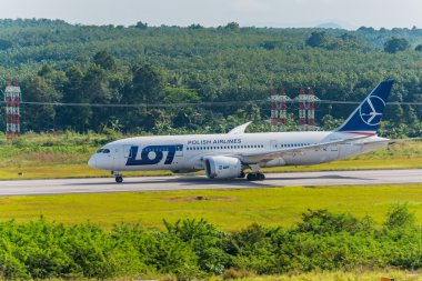 Polonya Hava Yolları uçak Krabi airport adlı çıkar 