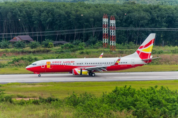 Lucky Airways flyg landar på Krabis flygplats — Stockfoto