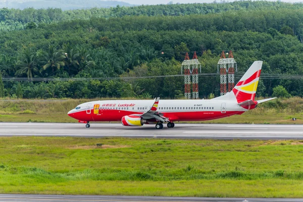 Lucky air Airways plane landing at Krabi airport — Stock Photo, Image