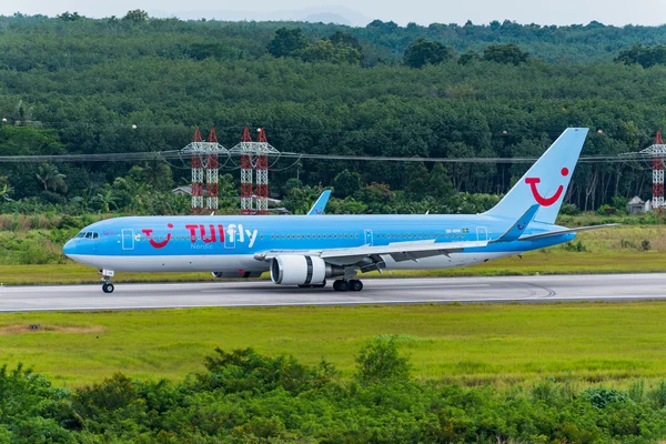 Самолет Tui Fly Airways приземляется в аэропорту Краби — стоковое фото