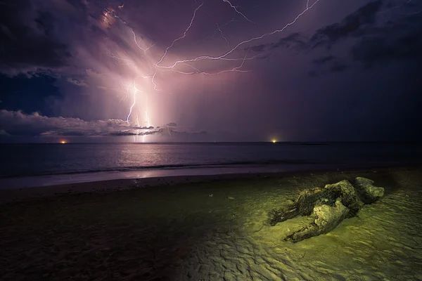 Блискавка в океані вночі — стокове фото