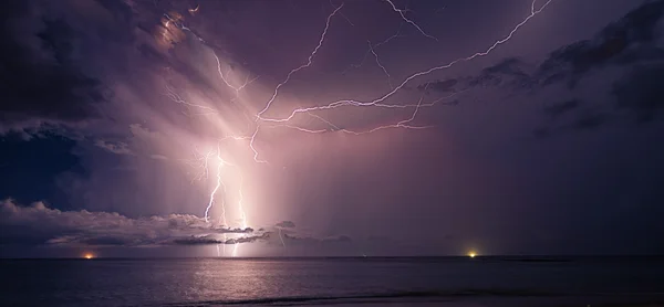 Relâmpago no oceano à noite — Fotografia de Stock