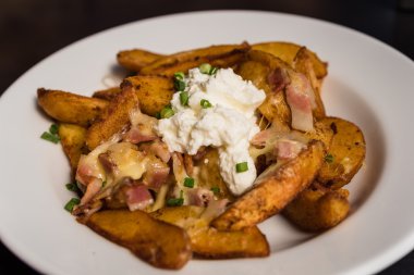 Pastırma ve beyaz kremalı patates dilimleri