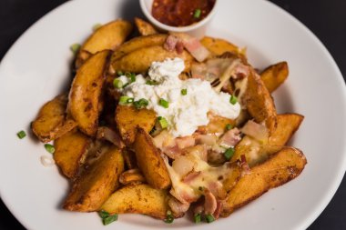 Pastırma ve beyaz kremalı patates dilimleri