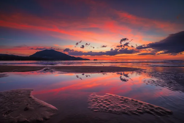 Cielo colorato riflettono nelle acque sotterranee — Foto Stock