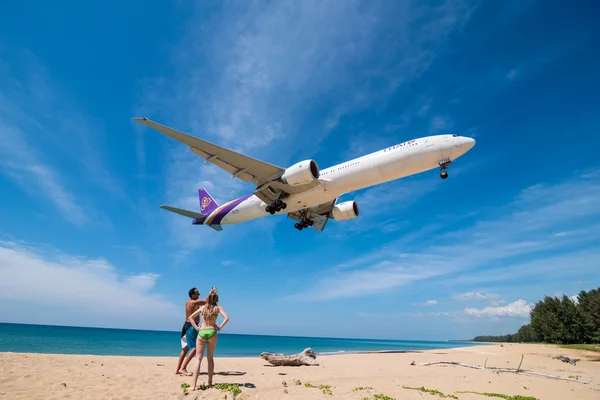 Aerolíneas tailandesas Boeing 777 aterrizando en el aeropuerto de phuket Fotos De Stock Sin Royalties Gratis