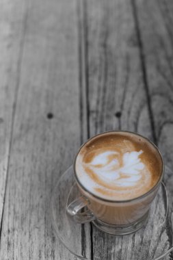 Latte üzerinde ahşap masa kahve fincan
