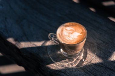Latte üzerinde ahşap masa kahve fincan