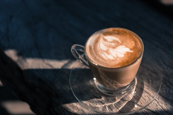 Filiżankę kawy na stół z drewna latte — Zdjęcie stockowe