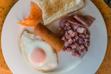 Amerikan kahvaltısı ile kızarmış yumurta jambon sosis 