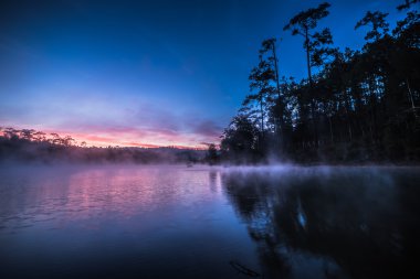 Sabah güneş doğmadan önce gölde üzerinden sis 