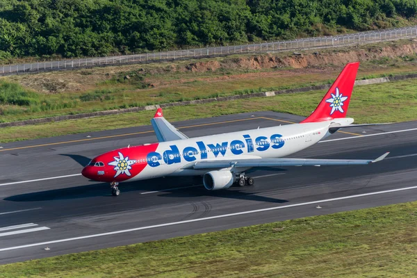 Самолетное такси Edelweiss для взлета — стоковое фото