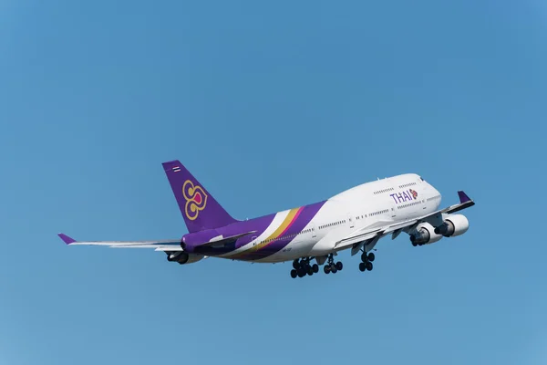 Самолет Thai airways взлетает на Пхукете — стоковое фото