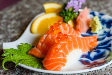 Güzel dekorasyon çanak üzerinde somon suşi