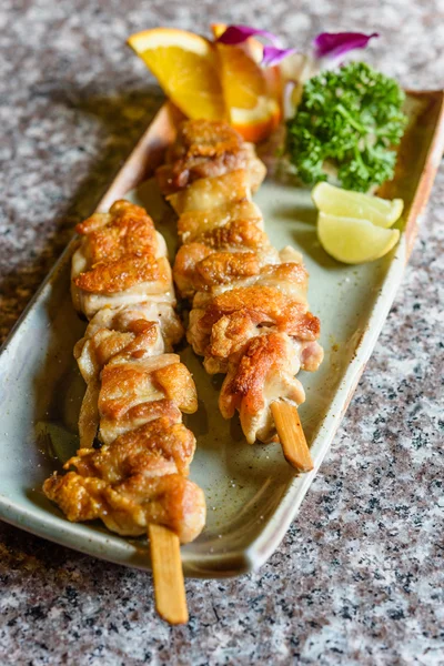 Japon tuz tavuk ızgara seramik plaka üzerinde