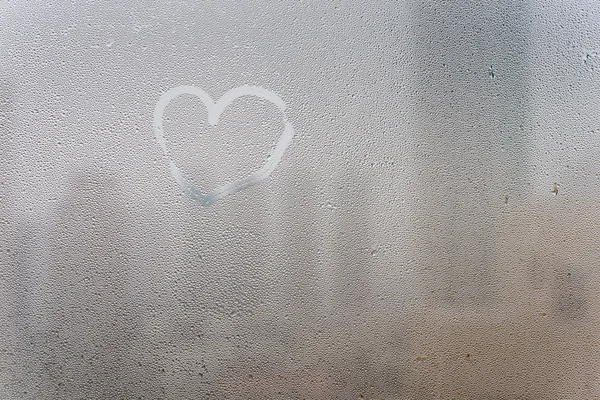 湿窗表面上的心脏形状 — 图库照片