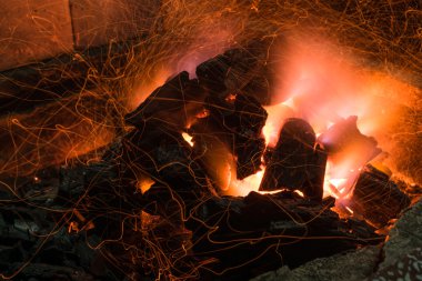 Fırında yanan kömür--dan ateş