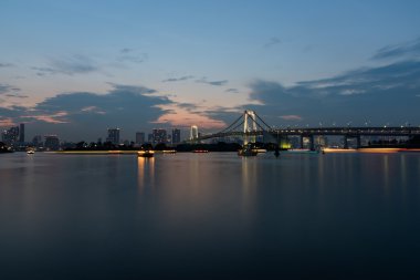 Güneş battıktan sonra Tokyo'da Odaiba Köprüsü