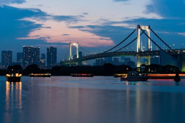 Güneş battıktan sonra Tokyo'da Odaiba Köprüsü