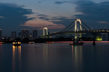 Güneş battıktan sonra Tokyo'da Odaiba Köprüsü
