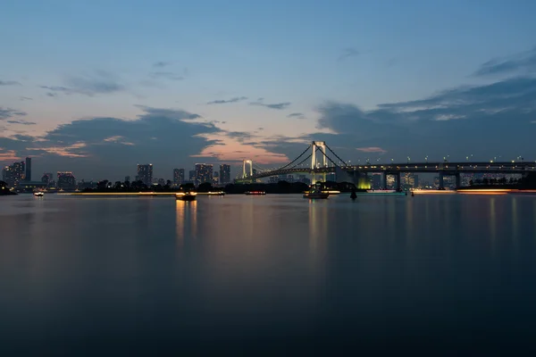 日没後の東京のお台場橋 — ストック写真
