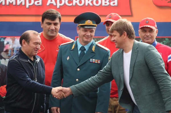 Guberniev eller Biryukov sallıyor