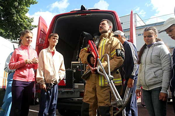 Аварийные спасатели демонстрируют установку "Кобры" " — стоковое фото