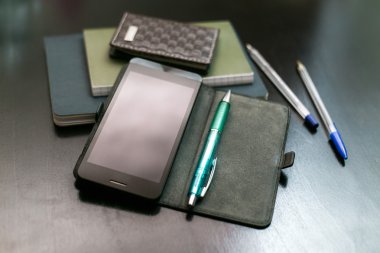 Koyu ahşap masa üzerinde Office Araçları