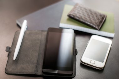 Koyu ahşap masa üzerinde Office Araçları
