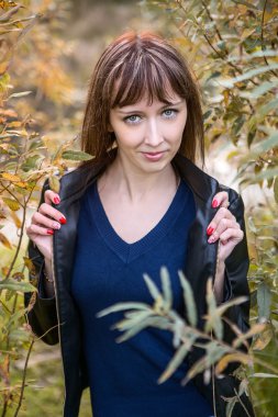 Bulanık arka planda ince genç kız. Doğal ışık kadın portre