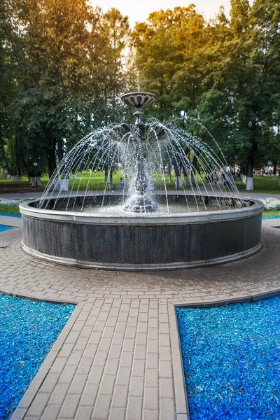 Una pequeña fuente en un parque de la ciudad — Foto de Stock