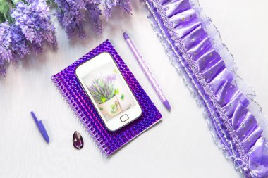 Kırtasiye ve ofis malzemeleri bazı güzel iç detayları ile beyaz arka plan üzerinde