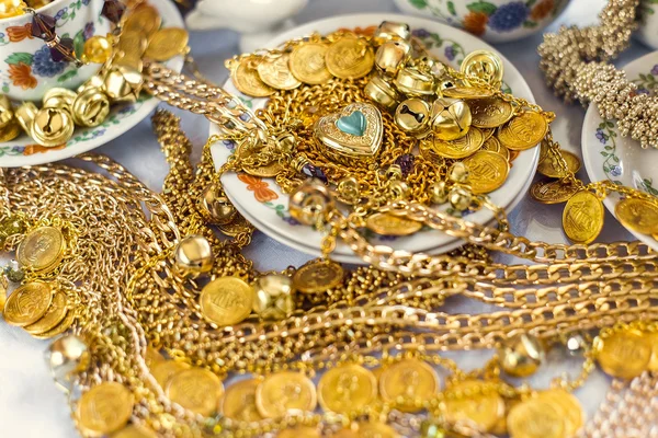 Gouden decoratie en juwelen op een witte achtergrond — Stockfoto