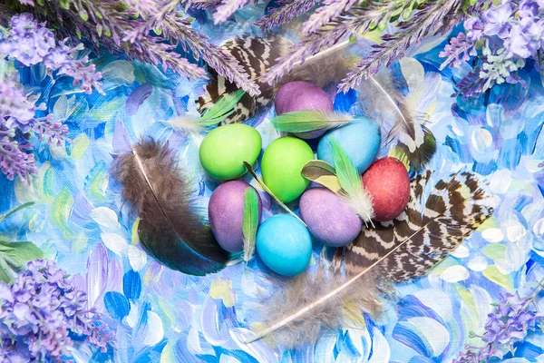 Huevos de Pascua de colores sobre fondo brillante. Huevo pintado — Foto de Stock