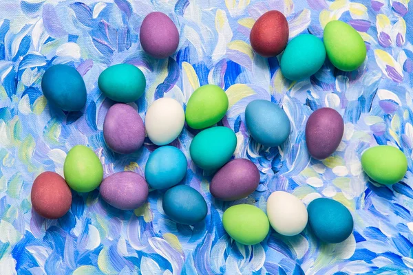 Huevos de Pascua de colores sobre fondo brillante. Huevo pintado — Foto de Stock