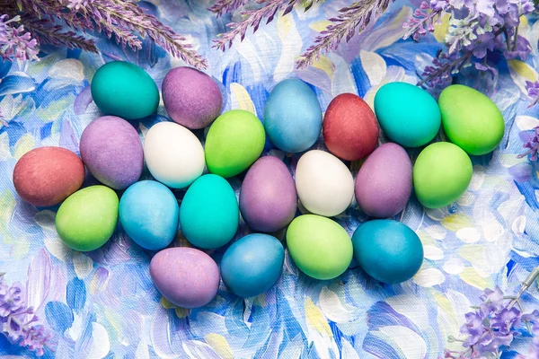 Huevos de Pascua de colores sobre fondo brillante. Huevo pintado — Foto de Stock