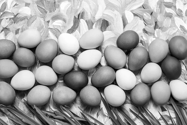 Czarno-białe malowane jajka. Wielkanocne święta martwa natura — Zdjęcie stockowe