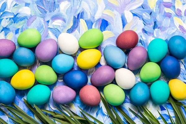 Huevos de Pascua coloridos sobre fondo brillante. Vacaciones de Pascua. Fondo multicolor verde, azul y púrpura . — Foto de Stock