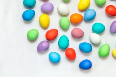 Beyaz arkaplanda renkli paskalya yumurtaları