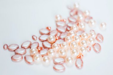 Beyaz bir arka plan üzerinde hobi placers boncuk