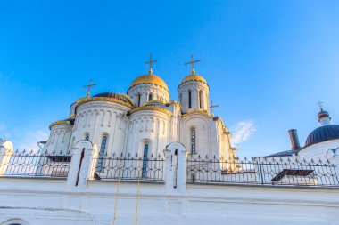 Ortodoks Kilisesi karşı mavi gökyüzü. Beyaz taş kilise Binası